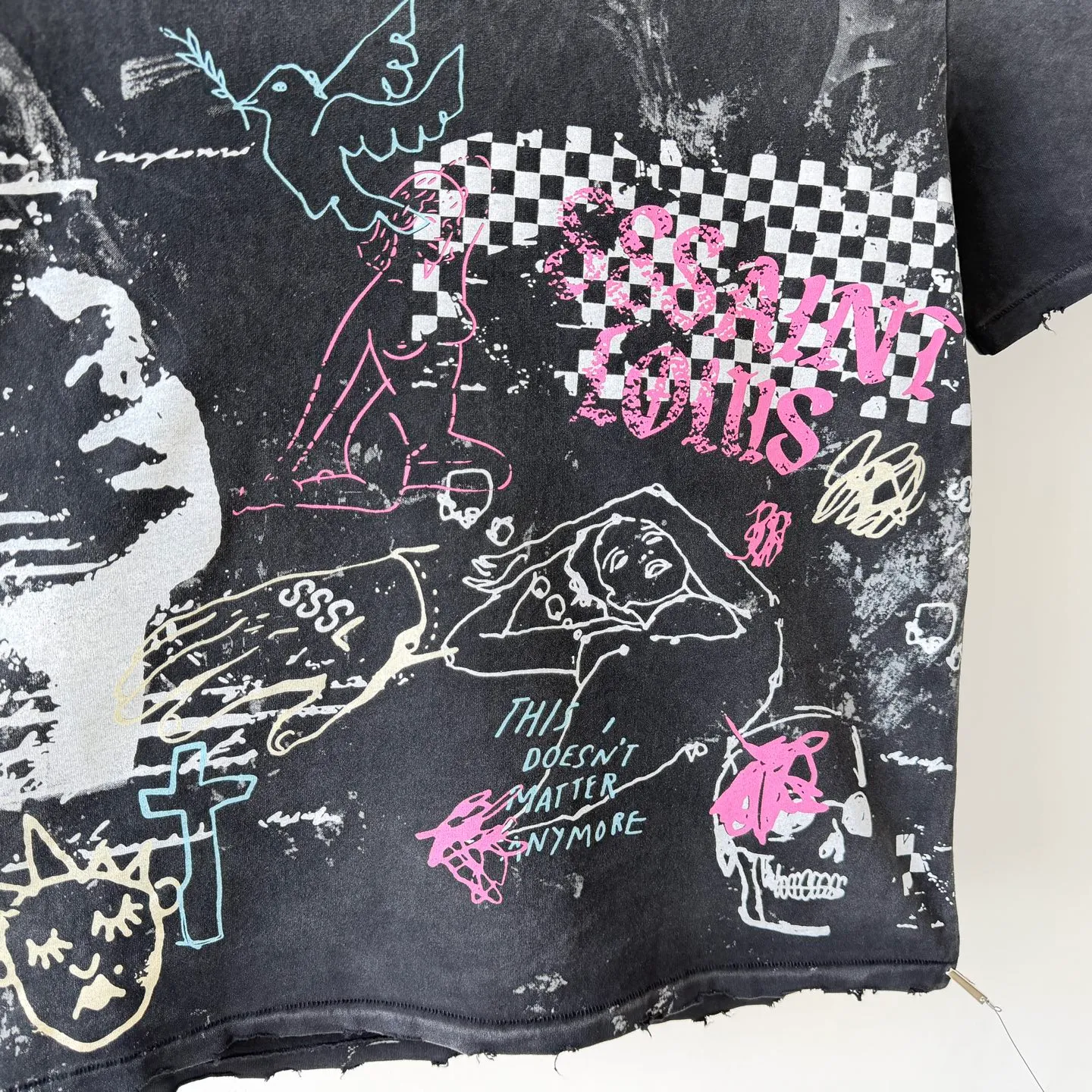 P138 # CTS-120 Saint Street Dirty street hand-painted graffiti style T-shirt. Single-stitch sky-and-ground needle craftsmanship + multi-position manual destruction + heavy Assute fermentation mill and spray horse water washing craft. Full of retro and high-end feeling. Size: S M L XL